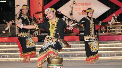 Tari Kancet Ledo Menyimpan Keanggunan Perempuan Kalimantan