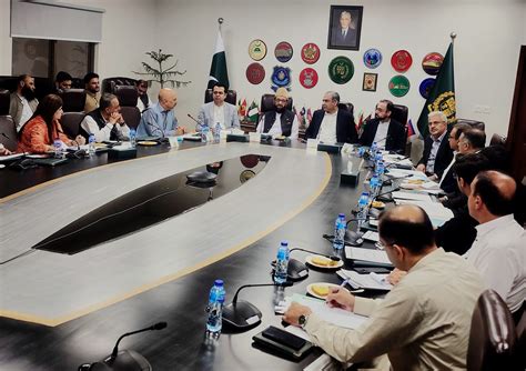 Task continues to address unsettled US-Iran issues: Pakistan PM