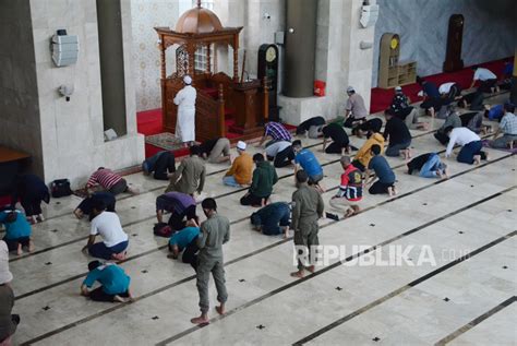 Tata Cara Makmum Masbuk dalam Sholat Jumat Republika Online