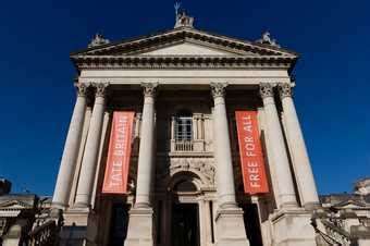 Tate britain millbank. Tate Britain (conhecida de 1897 a 1932 como a Galeria Nacional de Arte Britânica e de 1932 a 2000 como a Tate Gallery) é um museu de arte em Millbank, na cidade de Westminster, em Londres. Faz parte da rede de galerias Tate na Inglaterra, com Tate Modern, Tate Liverpool e Tate St Ives. É a galeria mais antiga da rede, inaugurada em 1897. 