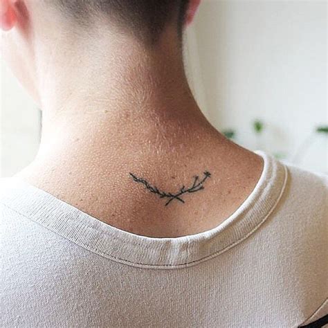 Tatoo.Dövme severler boyun dövmeleri için genellikle küçük modellerle başlarlar ve daha sonrasında isteğe göre sırta doğru modeli büyütebilirler.