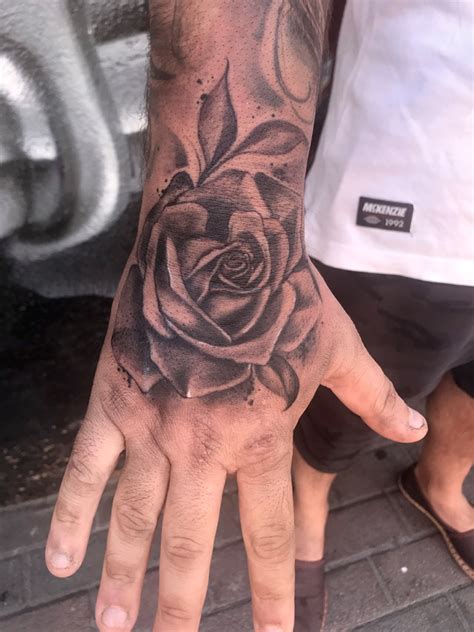Tatuaje Rosa Realista en la Mano Vallekas Tattoo Zone