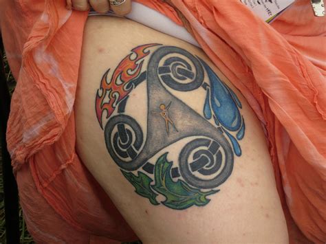 Tatuajes del triskelion la sagrada trinidad celta Tatuaje negro y