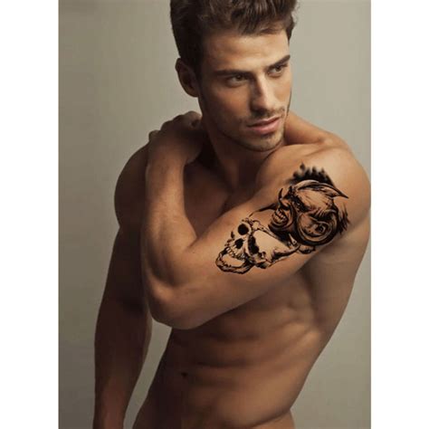 Tatuajes en el hombro para hombres 2019. Instantáneas de modelado. pensativo, serio, bronceado, atractivo, guapo, hombre, pensamiento, miradas, a un lado, fumar, posar, aislado, en, negro, estudio, ... 
