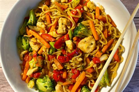 Tavuklu Sebzeli Noodle Tarifi. 