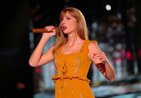Taykor swift eras. Taylor Swift opened her Eras Tour at State Farm Stadium in Glendale, Arizona, last night, giving several songs their live debuts in a mammoth three-hour set. In front of 70,000 fans, she powered ... 