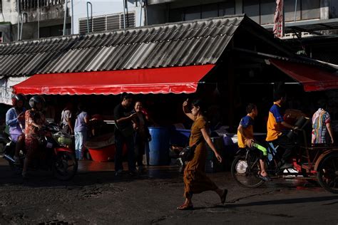 Tayland - Burma hududunda hala sıkışıp kalan hile merkezlerinden kurtarılan 200'den fazla yabancı.