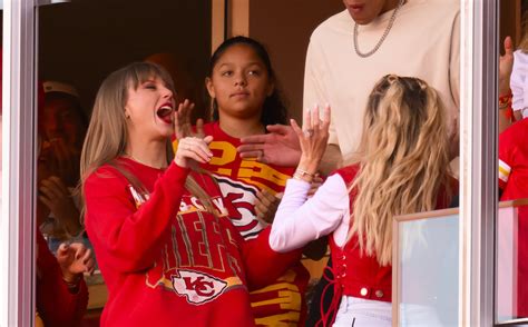 Taylor Swift and Brittany Mahomes show off new handshake at Chiefs game