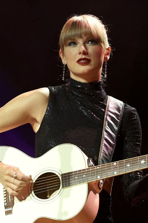 Taylor Swift becomes 1st artist to play 3 days at AT&T Stadium in Arlington, sets attendance record