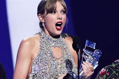 Taylor Swift makes chart history again