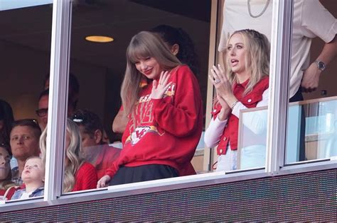 Taylor Swift on hand at Lambeau Field to watch Travis Kelce, Chiefs face Packers