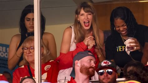 Taylor Swift turns out to see Travis Kelce, Kansas City Chiefs play Chicago Bears
