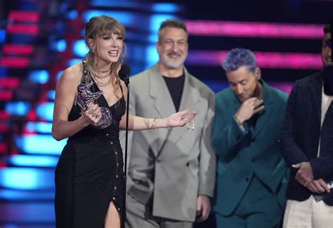 Taylor Swift wins twice early at MTV VMAs as NSYNC reunites and Shakira delivers epic medley of hits