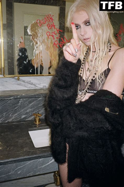 Taylor Momsen ditched acting for music. In March 2014, The Daily Beast reported that Taylor Momsen's character Jenny moved to London during Season 4 of Gossip Girl . A "source close to the show ...