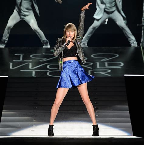 Taylor swift 89. Fans can contact Taylor Swift by sending mail to the address of her entertainment company, which processes fan mail, autograph requests and other inquiries. Fans are also able to r... 