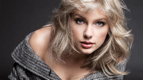 Taylor swift co. Fans can contact Taylor Swift by sending mail to the address of her entertainment company, which processes fan mail, autograph requests and other inquiries. Fans are also able to r... 
