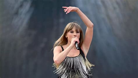 Taylor swift eras tours. 20 Mar 2023 ... Taylor Swift tampil kalem dan menawan dalam balutan gaun panjang berwarna lavender. Swift membawakan lagu “invisible string”, “betty”, “the last ... 