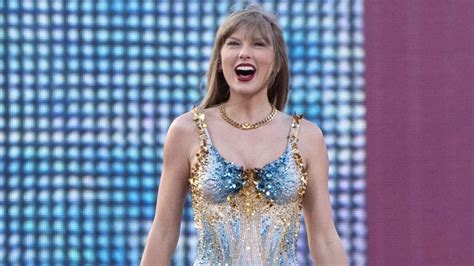 Taylor swift france. Fans can contact Taylor Swift by sending mail to the address of her entertainment company, which processes fan mail, autograph requests and other inquiries. Fans are also able to r... 