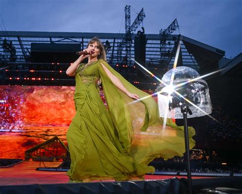 Taylor swift performs. Taylor Swift performed for more than three hours in the pouring rain. Getty Images. Thousands of fans also documented the evening by taking to TikTok to share clips from the 40-plus-song performance. 