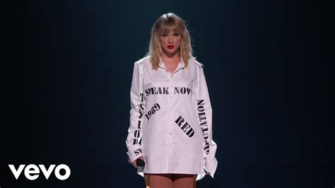 Taylor swift white button down. Swift's second album gleams white and gold, even in its sadder moments, and her fairy-tale wardrobe of dreamy white dresses matched. "Look now, the sky is gold," she sings on "The Best Day," name ... 
