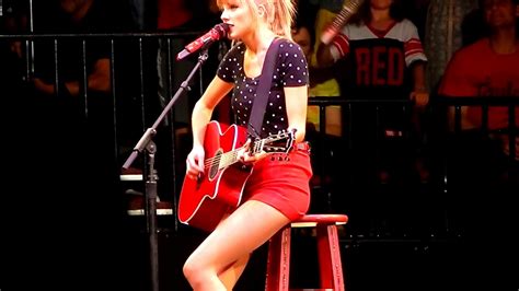 Taylor.swift poland. Taylor Swift w Polsce - szczegóły TUTAJ! Taylor Swift jest amerykańską piosenkarką, autorką tekstów, kompozytorką, multiinstrumentalistką oraz producentką muzyczną. Spełnia się także w aktorstwie. Jej muzyka to pogranicze country, popu (i różnych jego odmian), indie rocka oraz poezji śpiewanej. 