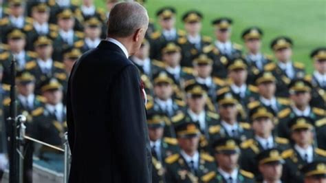 Teğmenlere ihraç isteyen Erdoğan seçilmiş Harbiyelilerle .