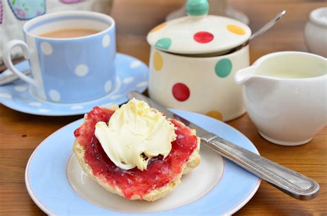 Unlike what many people think, cream tea isn’t a cup of tea with cream in it. Cream tea is a phrase the English use to refer to a time set aside during the day for replenishment. In American terms, it is what most of us know as an afternoon “snack” or, in more eloquent words, “nourishment.” The various … See more. 
