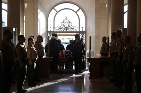 Tearful mourners line up at San Francisco City Hall to thank, pay last respects to Dianne Feinstein