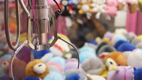 Teen gets stuck in claw machine at North Carolina theme park