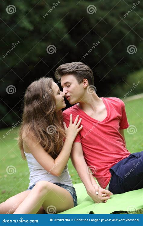 Teenies kissing. Jul 10, 2018 · 10. And reduce allergic response. Kissing has been shown to provide significant relief from hives and other signs of allergic reaction associated with pollen and household dust mites. Stress also ... 
