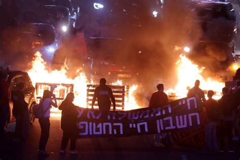 Tel Aviv’de göstericiler ateş yakarak otoyolu kapattıs