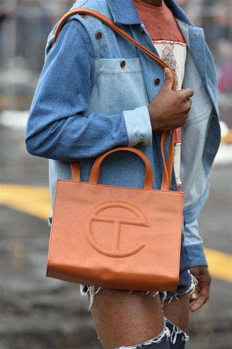 Telfar. The iconic Unisex Shopping Bag is an Everyday bag for Everyone. Featuring a double strap (handles and cross-body straps), embossed logo, a main compartment with magnetic … 