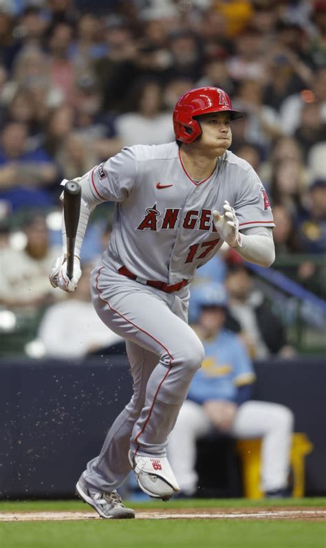 Tellez 8th-inning single lifts Brewers over Angels 2-1