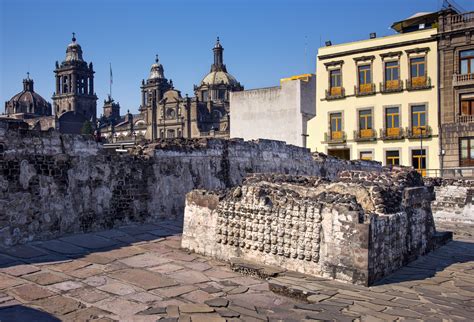 Templo mayor mexico city. Templo Mayor est l'un des centres religieux les plus importants des Aztèques, situé dans la capitale du Mexique, Mexico. Templo Mayor, l'un des meilleurs exemples de l'art et de l'architecture aztèques, a été construit au 14ème siècle. Selon les croyances aztèques, Templo Mayor était considéré comme la maison des dieux. 