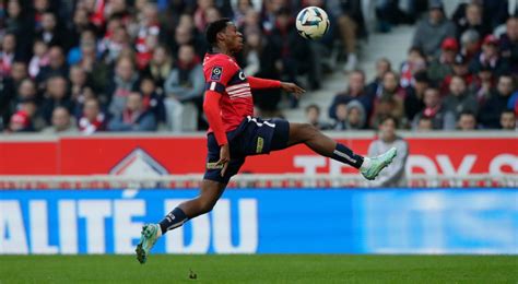 Ten-man Lille earns first win of season by downing Nantes 2-0 in French league