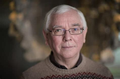 Terence Davies, filmmaker of the lyrical ‘Distant Voices, Still Lives,’ dies at the age of 77