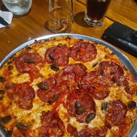 Terranova pizza. Fantastic Pizza - delightful, crunchy, thin and fresh toppings (e.g. no canned mushrooms like at other places). Also the service is friendly and good. The molten chocolate cake for dessert is a real treat. 