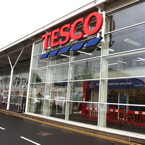 Tesco opening hours and closing times for Queen