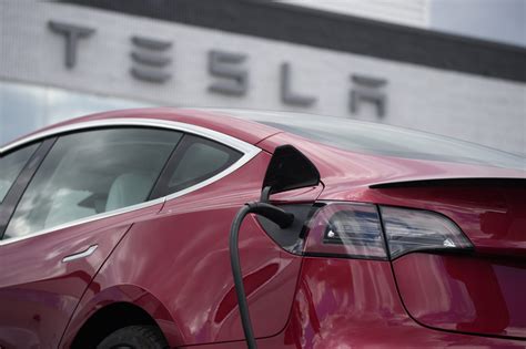 Tesla’s recall of 2 million vehicles to fix its Autopilot system uses technology that may not work