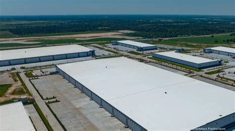 Tesla leases 1M-SF warehouse in Brookshire