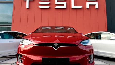 Tesla llama a revisión 120,000 vehículos porque sus puertas podrían abrirse durante un accidente