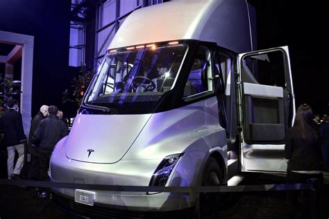 Tesla semi price. Nov 24, 2017 ... The sleek-looking long-hauler will cost just $150,000 for the 300-mile range version and $180,000 for a model that can go 500 miles on a single ... 