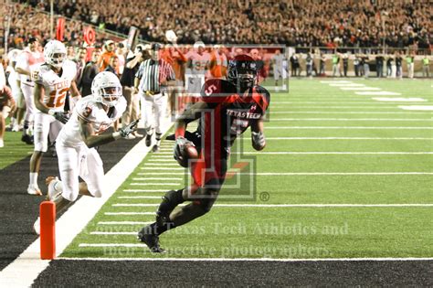 Texas Tech scores late touchdown to beat Iowa State 14-10