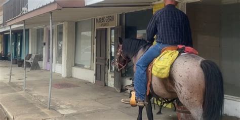 Texas man rides horse for 1,000 miles to raise awareness for homeless veterans