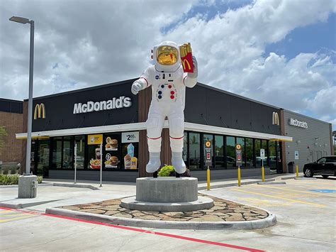 Texas mcdonald. McDonalds is arguably the biggest name in the global fast food industry and they serve an astonishing 68 million customers each day. This company has grown substantially over the years; from a simplified menu of hamburgers, potato chips and orange juice, they now serve a range of burgers, salads, wraps, breakfast items and desserts. Initially … 