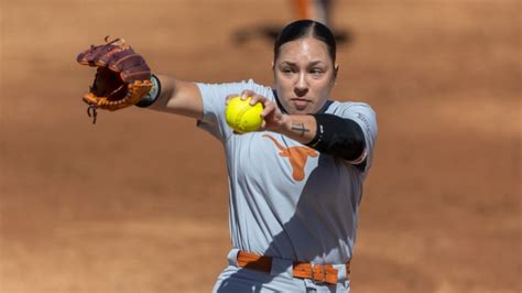 Texas pitcher Estelle Czech flirts with no-hitter, Longhorns …