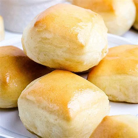 Aug 6, 2014 · Preheat oven to 350 degrees F. If you let your rolls rise in the oven, be sure to remove the rolls first! Bake at 350 degrees Fahrenheit until deep golden brown, approximately 11-13 minutes. (May take longer, depending upon your oven.) Remove and brush with melted butter.. 