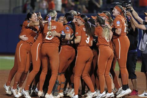 Texas softball falls out of top-5 after being swept by Baylor