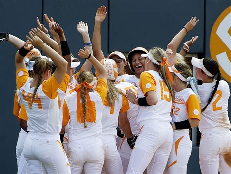 Texas softball swept by No. 4 Tennessee in super regionals, ends season with 45 wins
