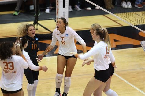 Texas volleyball outlasts Tennessee 3-2 to keep repeat hopes alive